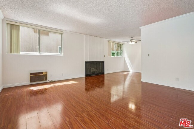 Building Photo - 530 S Barrington Ave