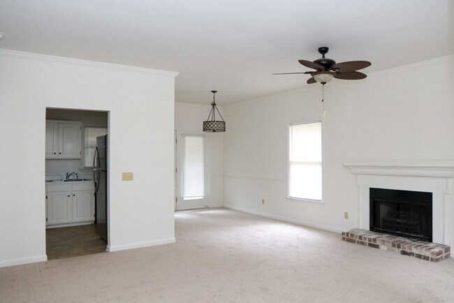 Building Photo - Two Bedroom Townhome!