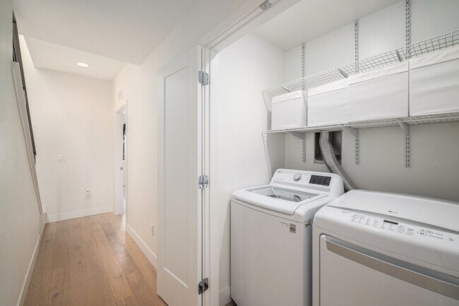 Building Photo - Spacious 3-Bedroom Townhome in the Heart o...