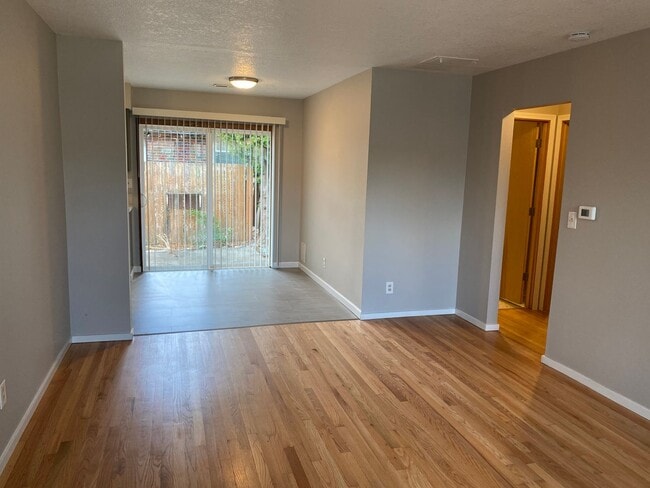 Building Photo - r115/119vDuplex