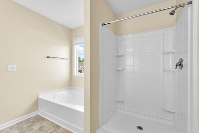 Building Photo - AVAILABLE JUNE 2025 [SMALL PET PREFERRED: ...