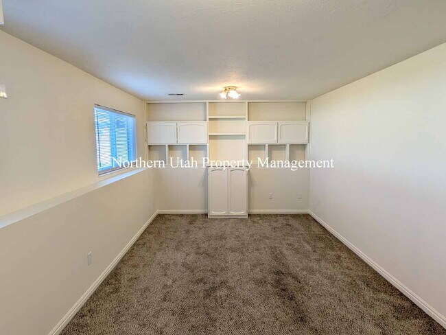 Building Photo - Updated 4 Bed, 2 Bath SFH