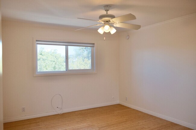 Building Photo - Bright and Spacious Quiet Corner 2 Bed/ 2 Bath with Private Balcony, Views, In Unit Laundry and P...