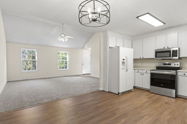 Building Photo - 3BR/2BA Home with Deck & Storage Shed in P...