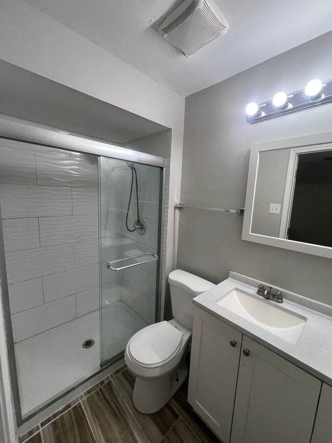 Building Photo - Spacious 4-Bedroom Home in Highly Desirabl...