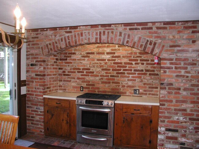 Building Photo - 3 bedroom – 1.5 Bath House