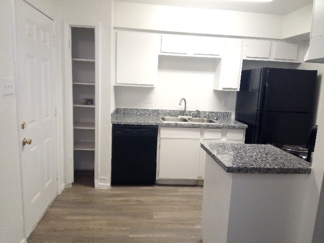 Building Photo - 2 bed/ 1.5 bath townhome