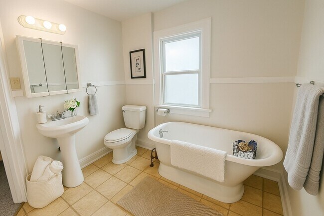 Building Photo - Charming 3BR House in Toledo