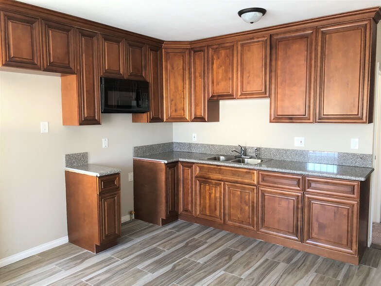 Building Photo - 712 W 54th St