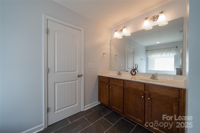 Building Photo - 4938 El Molino Dr