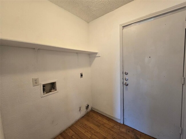 Building Photo - 807 Meadowcreek Dr