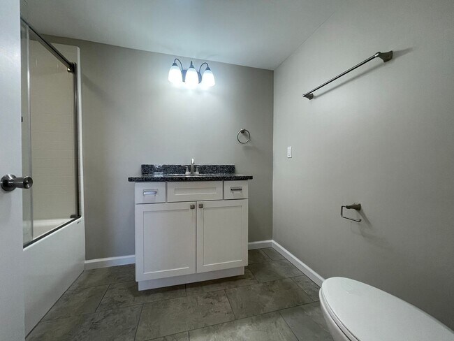 Building Photo - 2 Bedroom / 1 Bath Apt. Upstairs  Kingsport, TN