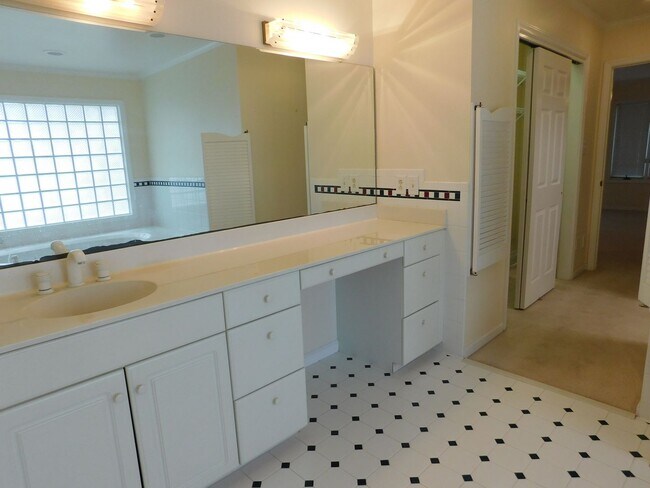 Building Photo - 914 Muirfield Pl