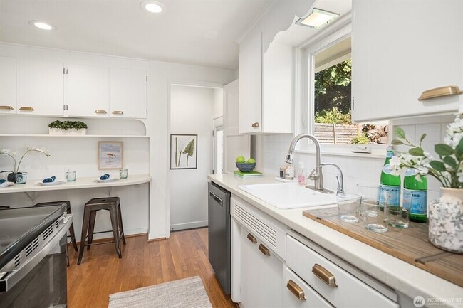 Building Photo - 5606 59th Ave NE