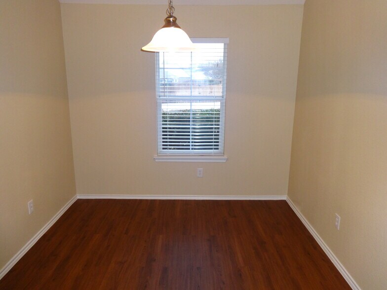 Building Photo - 313 Woodridge Dr