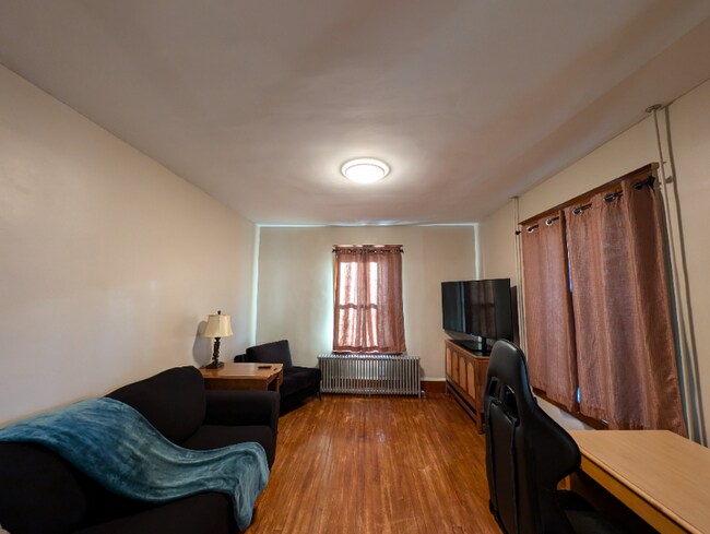 Building Photo - 492 Burgess St