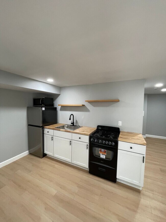 Building Photo - Private Bedroom in Congress Heights!
