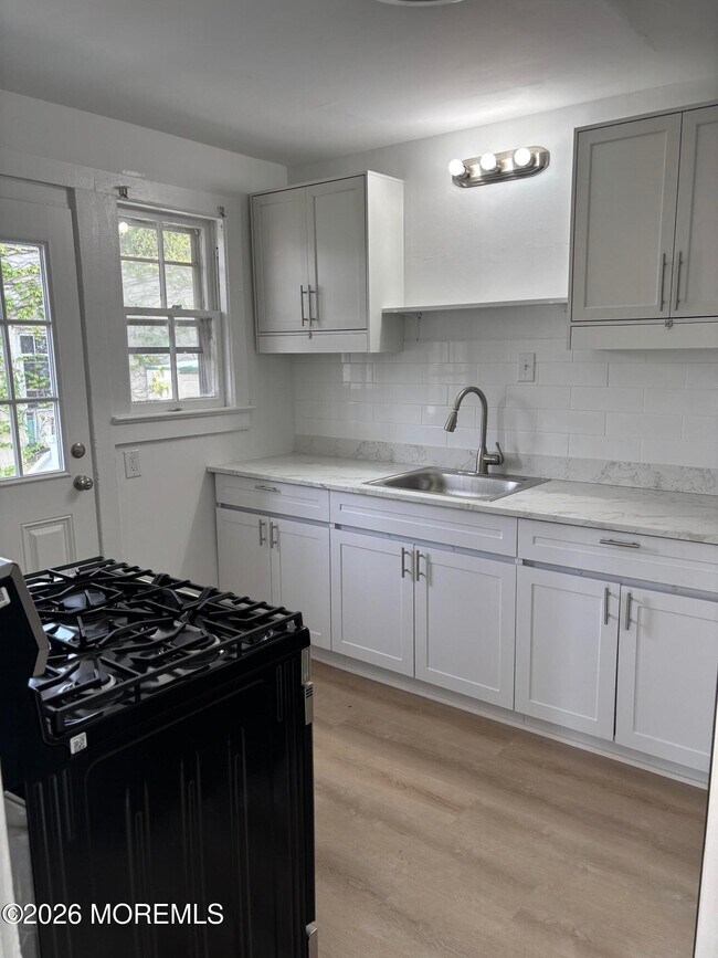 Building Photo - 68 Maple Ave