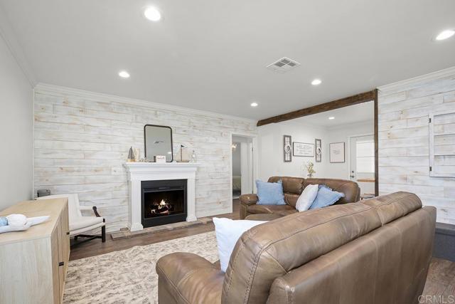 Building Photo - 586 Del Mar Ave