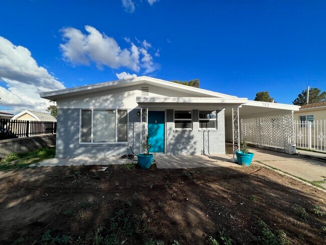 Building Photo - 202 Mango Rd
