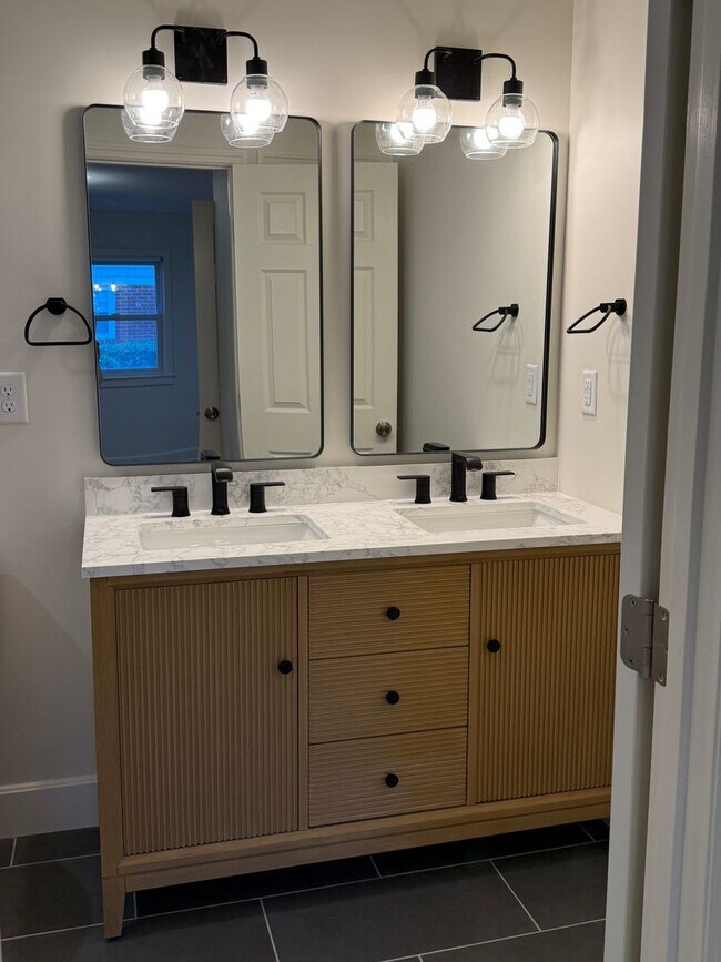 Building Photo - 3/3 Totally Renovated House on Sylvan Driv...