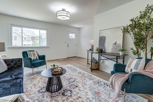 Building Photo - Completely Renovated 3 Bedroom Belmont Townhome Available Now!