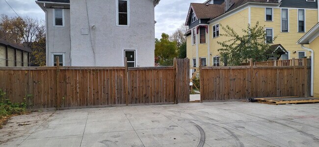 Building Photo - "Charming 2-Bed, 2-Bath Gem with Hardwood Floors in Vibrant Minneapolis!"