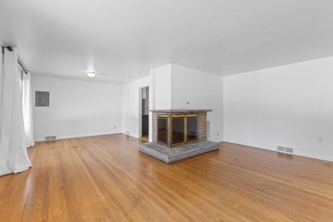 Building Photo - 4bd/2ba Seattle House