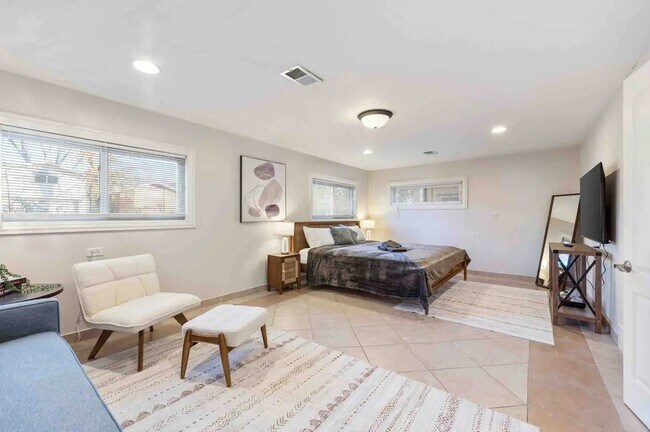 Building Photo - 408 N Windsor Dr