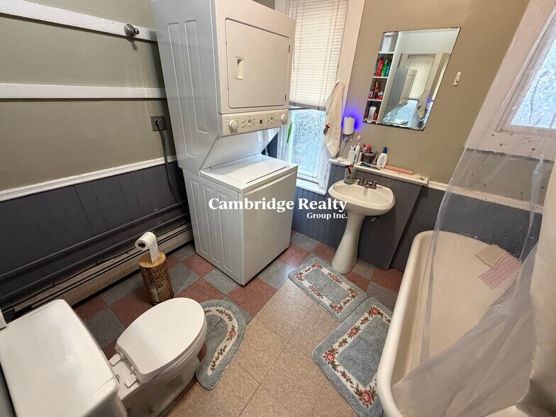 Building Photo - 44 Delle Ave