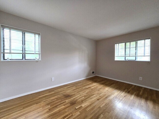 Building Photo - Updated 3BR, 2BA with Screened in Porch in Close in Rockville/Kensington!!