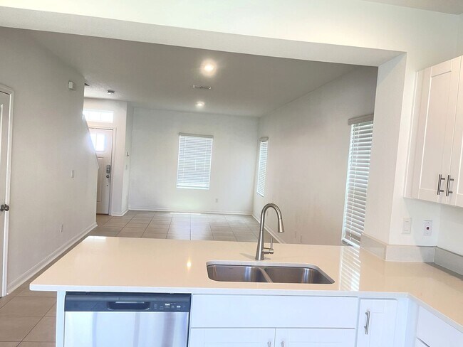 Building Photo - Charming 2-Bed, 2 and half-Bath Townhouse ...