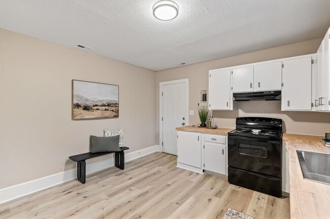 Building Photo - Freshly Remodeled 2 bedroom 1 bath in down...
