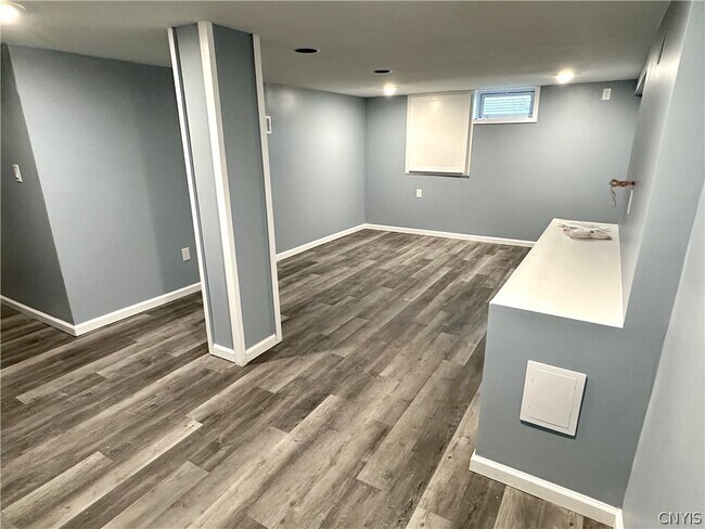 Building Photo - 8662 Bayview Dr