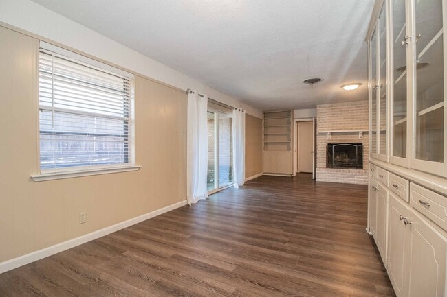 Building Photo - SOUTH HILLS Home on Large Corner Lot!!!!