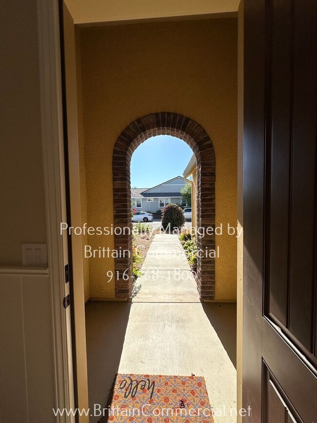 Building Photo - Stunning All Single Story 3 Bedroom, 2.5 B...