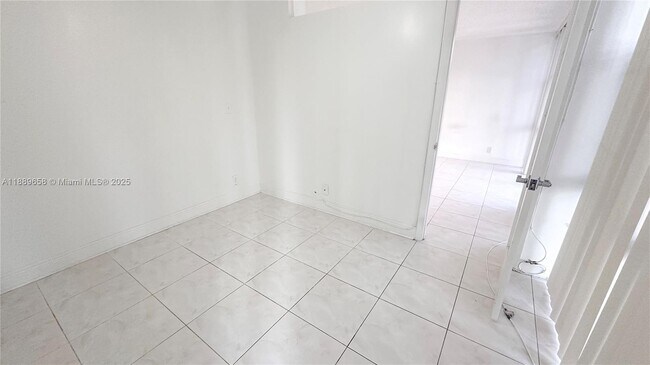 Building Photo - 800 Parkview Dr