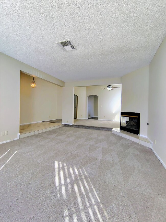 Building Photo - The Lakes Single Story!