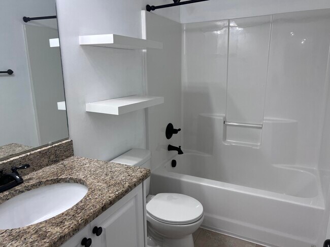 Building Photo - 212 Tulip Dr