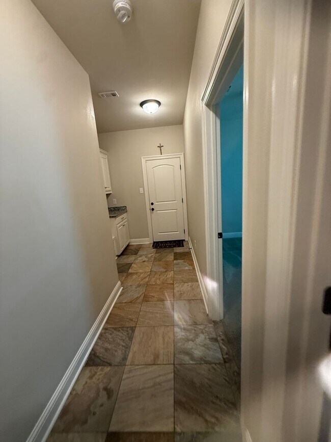 Building Photo - 908 Lakehaven Dr