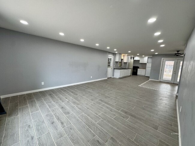 Building Photo - 419 E 7th St