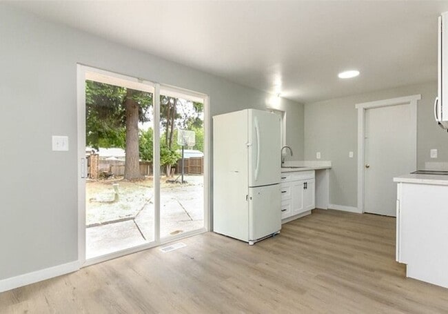 Building Photo - Beautiful 3 Bedroom Home on Spacious Lot in Federal Way