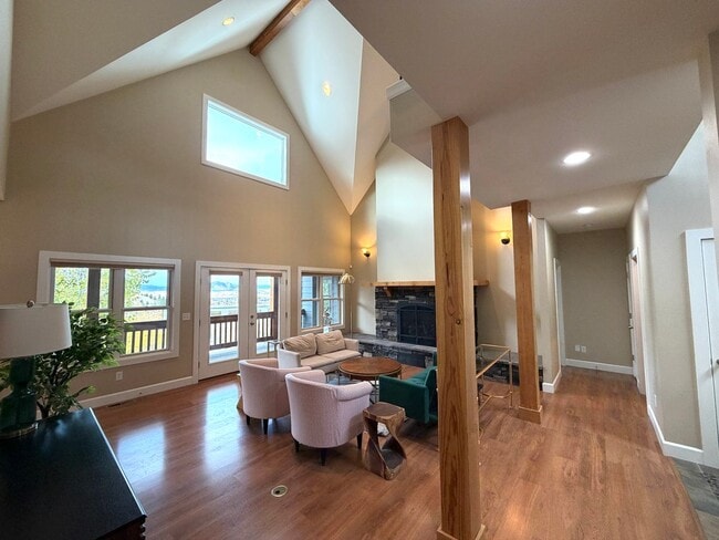 Building Photo - Absolutely Stunning, 6-Bed 3.5 Bath Execut...