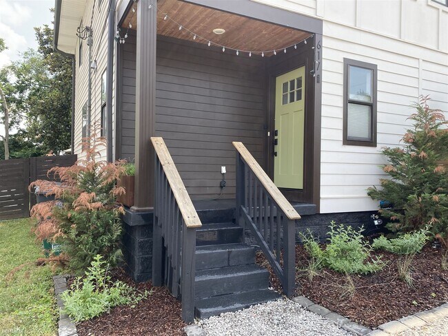 Primary Photo - 2 br, 1.5 bath Townhome - 617A Moore Avenue