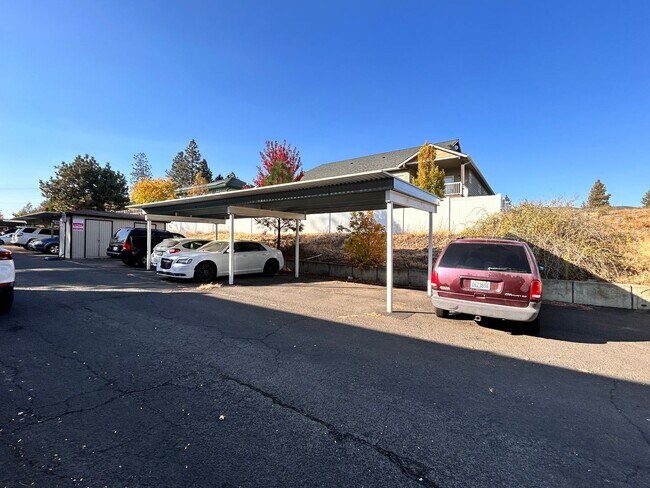 Building Photo - Spacious 2 Bed, 1 Bath on South Hill!