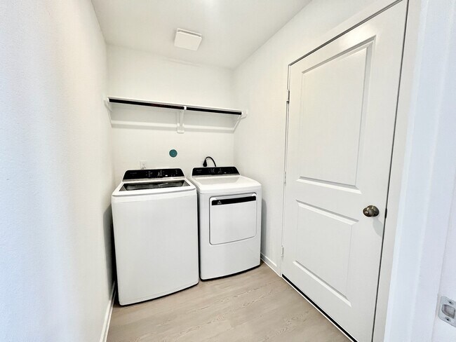 Building Photo - 3014 Mallorca Dr