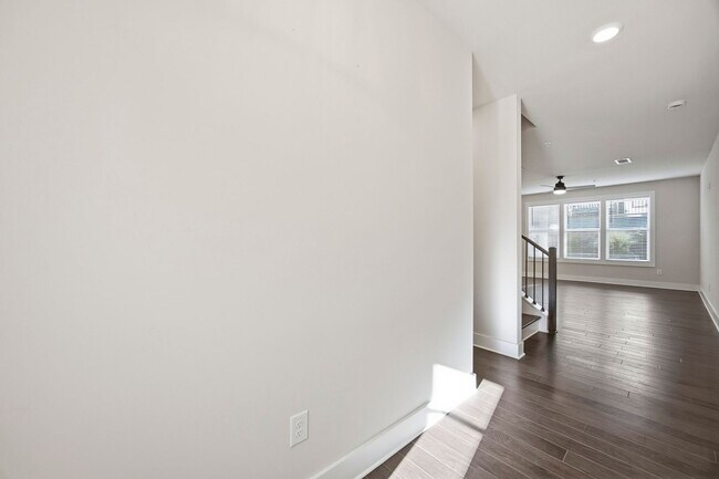 Building Photo - Walkable Lifetsyle in Westshore!