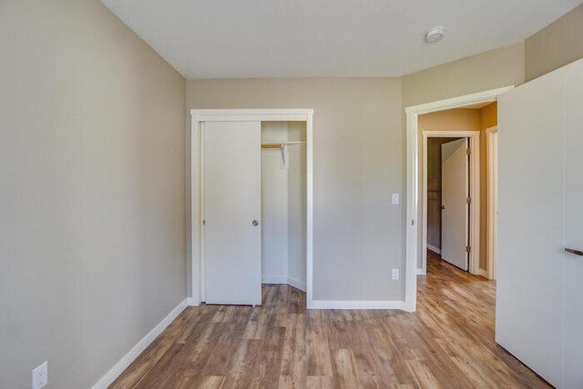 Building Photo - NEWER FOUR BEDROOM NEAR HAZEL DELL