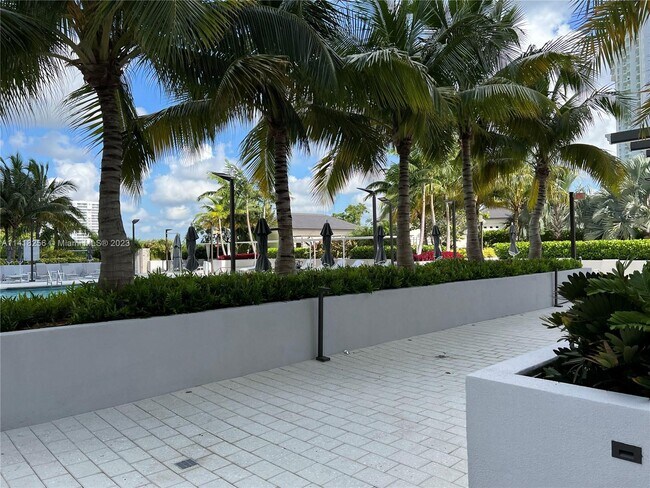 Building Photo - 7000 Island Blvd