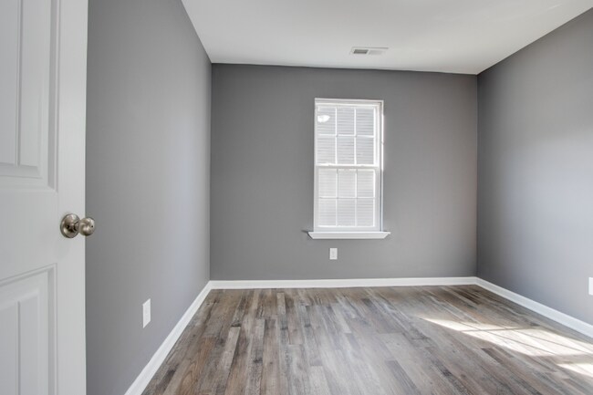 Building Photo - 138 Main St N